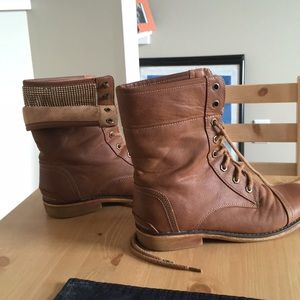 Women’s boots, size 8